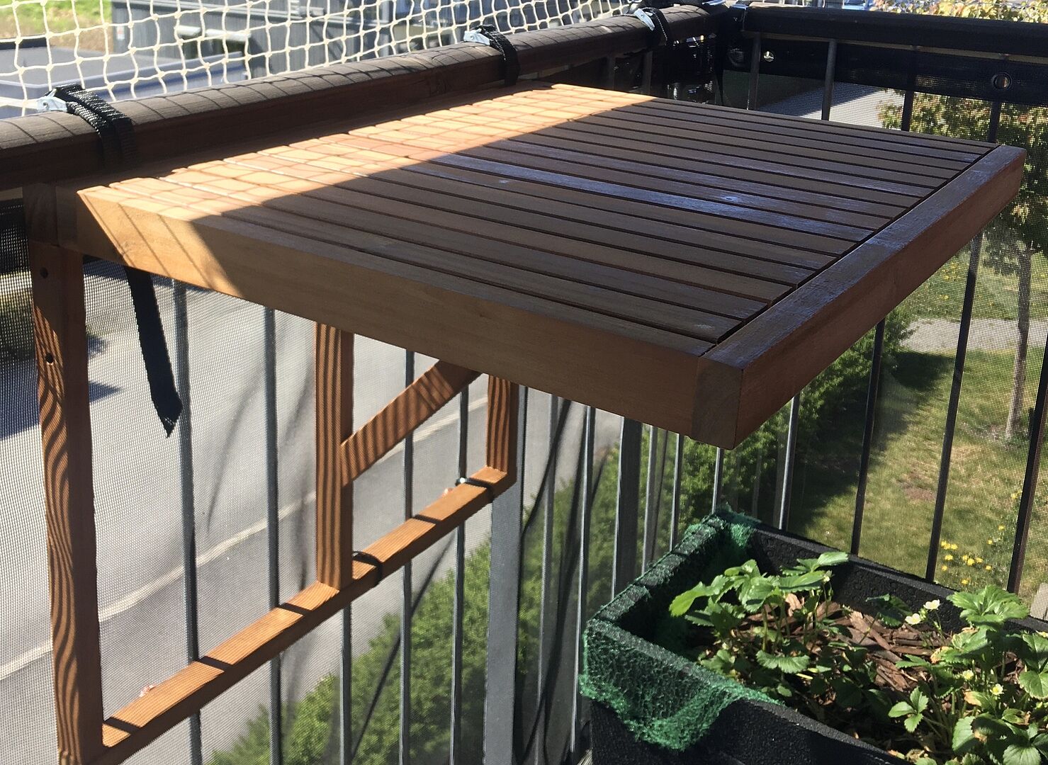 Fint cafébord för balkongräcke